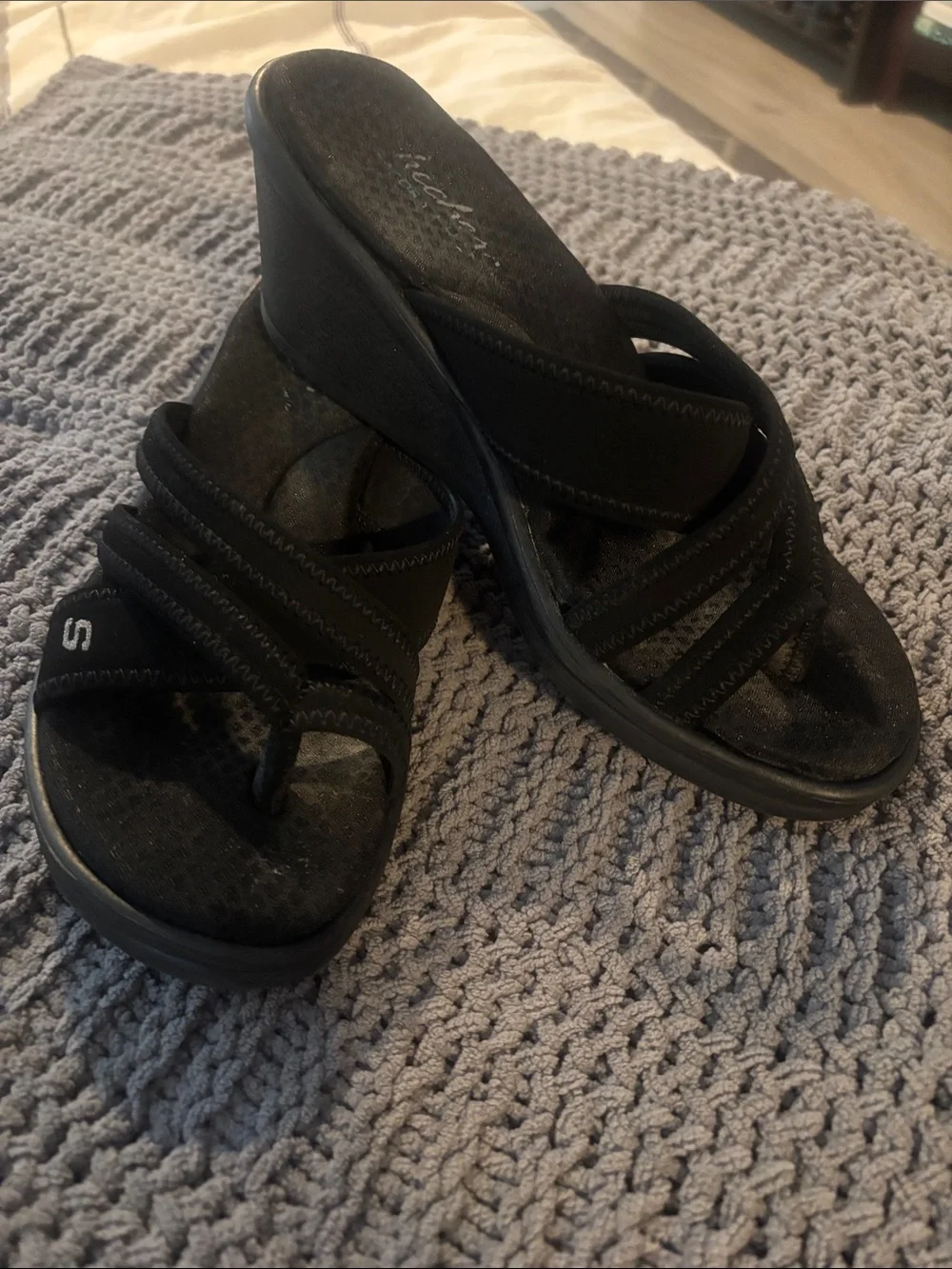Skechers Black Slip-On Wedge strapy Sandals with Toe Loop